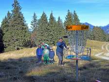 Familie am Discgolf Parcour am Pizol