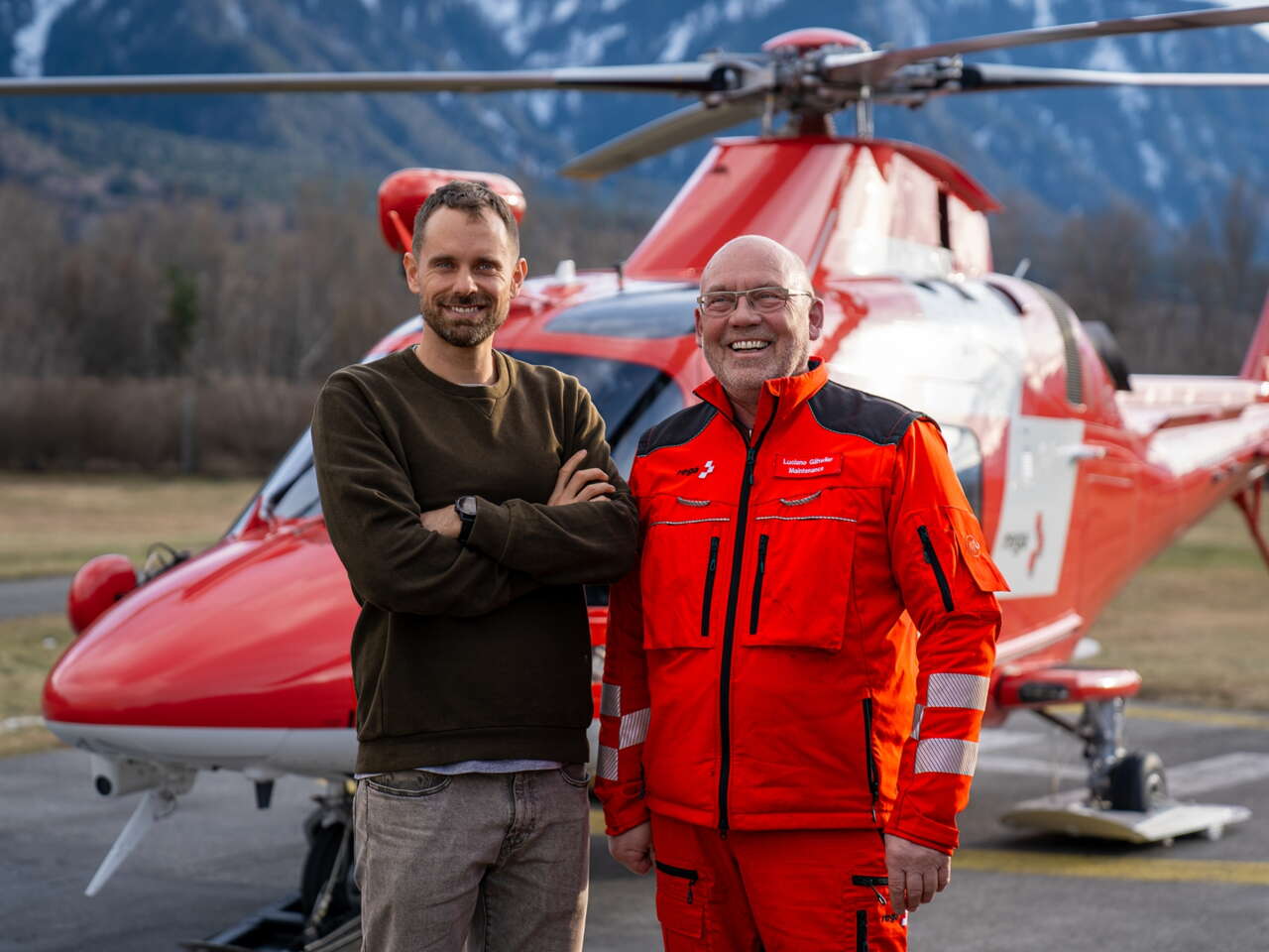 Luciano Gaehwiler und Manuel Rothmund vor dem Helikopter