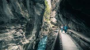 Zwei Frauen wandern in der Taminaschlucht