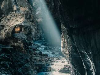 Lichteinfall in der düsteren Taminaschlucht