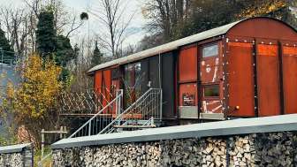Ein umgebauter Bahnwagen als Hotelzimmer