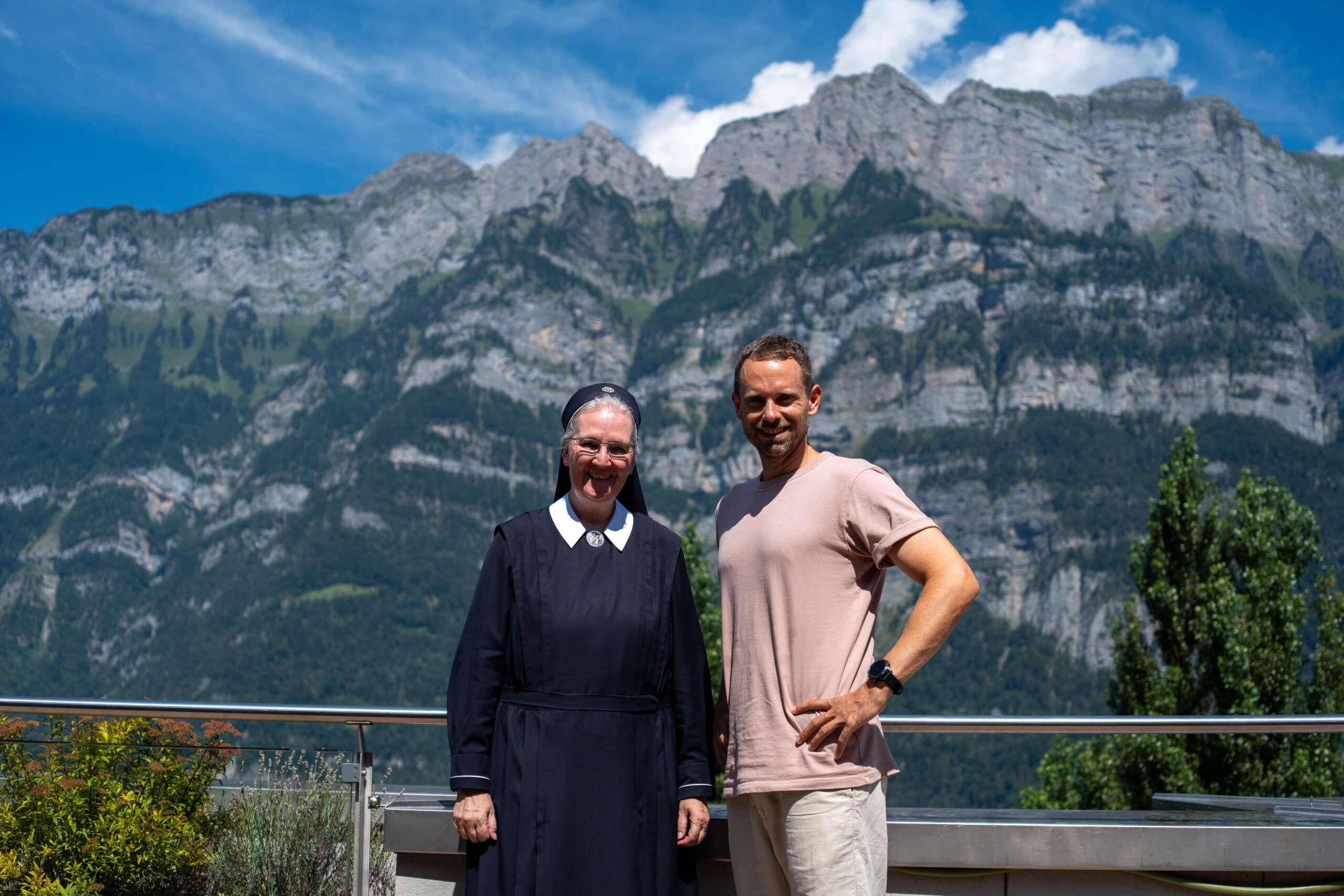 Schwester Monja Schnider mit Manuel Rothmund im Hotel Neu Schönstatt