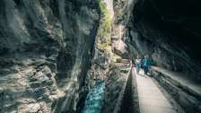 Zwei Frauen wandern in der Taminaschlucht