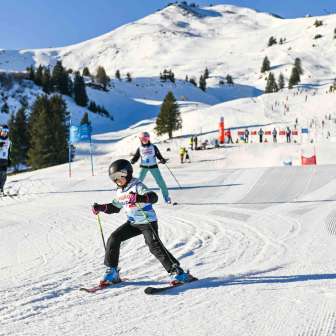Foto 01 Beim Migros Ski Day nehmen die Familien gemeinsam am Plauschrennen teil