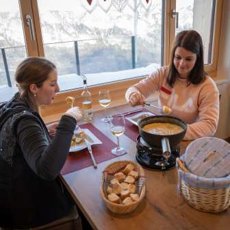 Käsefondue essen © Heidiland Tourismus / Thomas Kessler Visual