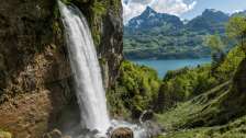 Der tosende Wasserfall dre Rhinquelle mit Blick auf den Walensee und den markanten Mürtschenstock