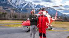 Luciano Gähwiler und Manuel Rothmund vor der Helikopterbasis Untervaz