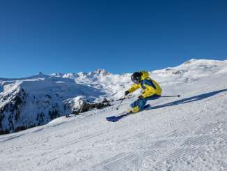 Skifahrer am Flumserberg mit Blick auf Spitzmeilen Skifahrer am Flumserberg mit Blick auf Spitzmeilen