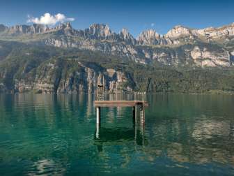 Steg im Walensee mit Churfirsten im Hintergrund