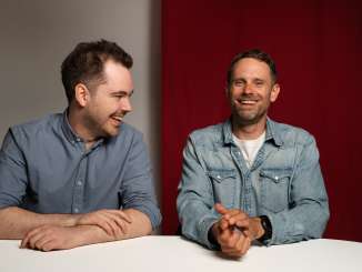 Fabio Nay und Manuel Rothmund sitzen nebeneinander und lachen