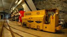 Bahnsteig im Gonzen Bergwerk mit gelbem Zug