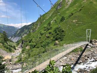 Hängebrücke über den Gufelbach bei der Wasserfall-Arena Batöni
