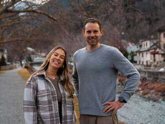 Jennifer Meisser und Manuel Rothmund stehen am Ufer der Tamina