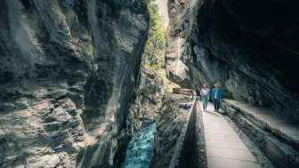 Zwei Frauen wandern in der Taminaschlucht