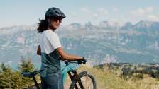 Mountainbikerin in alpiner Berglandschaft