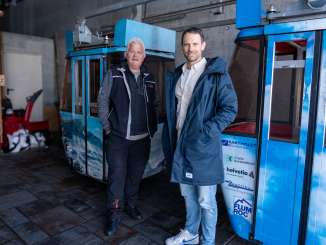 Reto Flury vom Berghotel Schönhalden steht mit Manuel Rothmund vor der kleinen Seilbahn