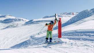 Kind auf der Funslope am Pizol Kind fährt Ski auf der Funslope am Pizol