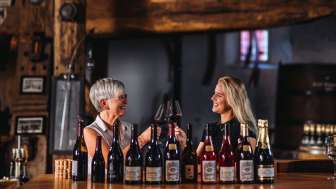 Rheinewelten_Schloss Salenegg Weinkeller, Mutter und Tochter, Bündner Herrschaft, Maienfeld, Schloss Salenegg, Wein degustation