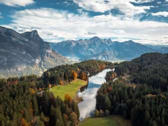 Der Chapfensee im Herbstlicht von oben fotografiert. Im Hintergrund sind die Berge der Bündner Herrschaft zu sehen