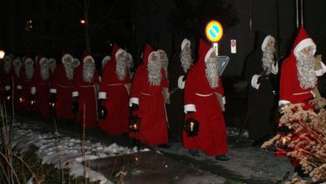 Einzug der Samichläuse in Bad Ragaz Mehrere Samichäuse gehen hintereinander durch die verschneite Landschaft