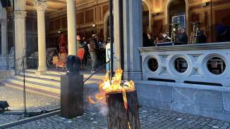 Lichterfeier Bad Ragaz Ein Schwedefeuer brennt vor der historischen Dorfbadhalle in Bad Ragaz