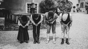 Szenische Stadtführung in Maienfeld Eine Gruppe von Schauspielenden verneigt sich vor dem Publikum