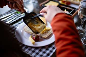 Raclette essen © Kevin Wildhaber