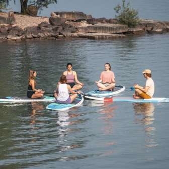 SUP Yoga auf dem Walensee © Thomas Kessler Visuals