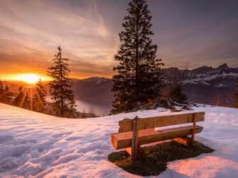 Sonnenbänkli im Winter mit Blick auf den Walensee