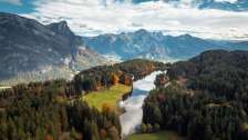 Der Chapfensee im Herbstlicht von oben fotografiert. Im Hintergrund sind die Berge der Bündner Herrschaft zu sehen