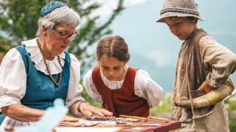 Klöppeln mit den Frauen aus dem Dörfli
