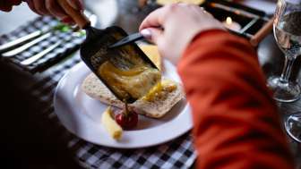Raclette essen © Kevin Wildhaber