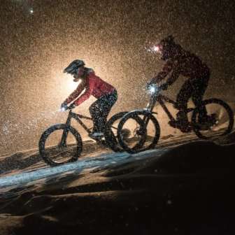 Biken auf der Piste bei Nacht 05c2106a